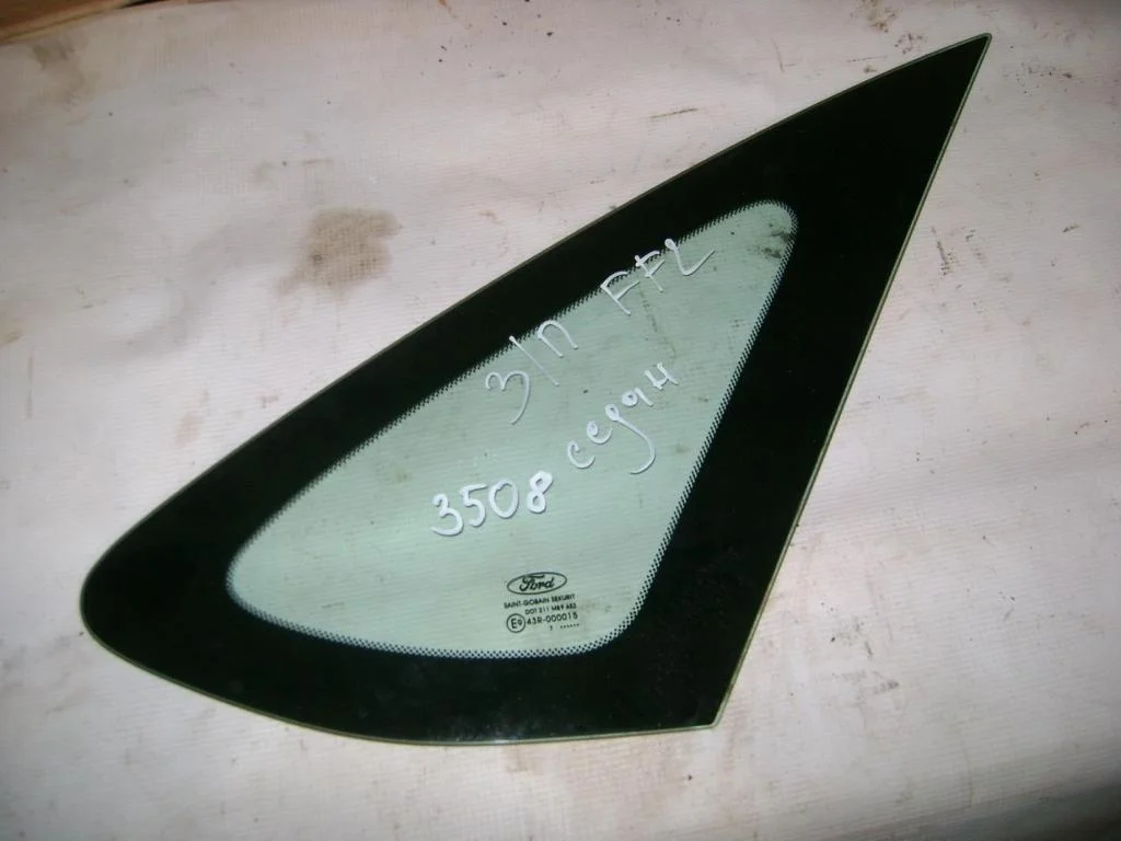 Стекло кузовное глухое правое Ford Focus 2007
