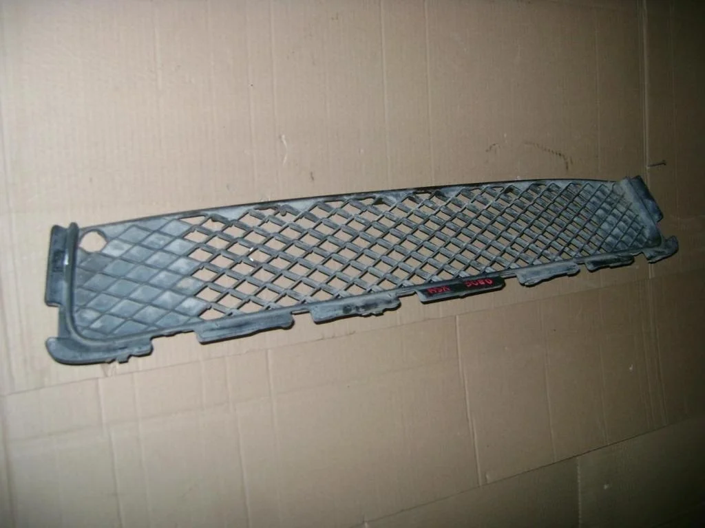 Решетка в бампер центральная Mitsubishi ASX 2010