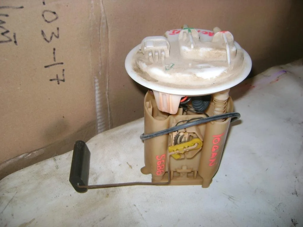 Насос топливный (бензонасос) Renault Logan 1 L90