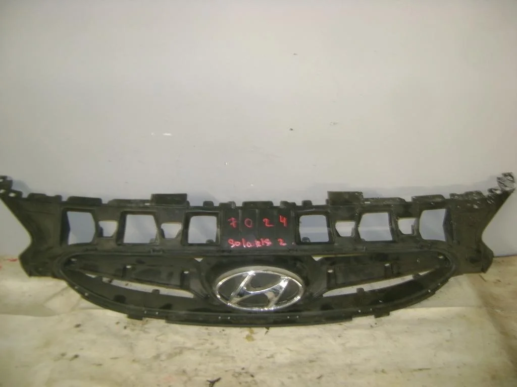 Решетка радиатора Hyundai Solaris 1