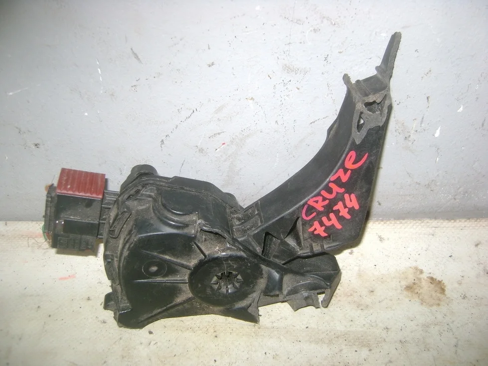 Педаль газа Chevrolet Cruze J300
