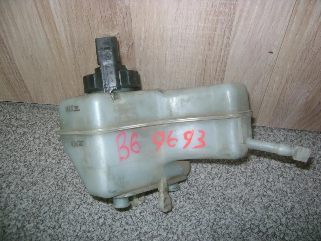 Бачок главного тормозного цилиндра Volkswagen Passat 2008 B6