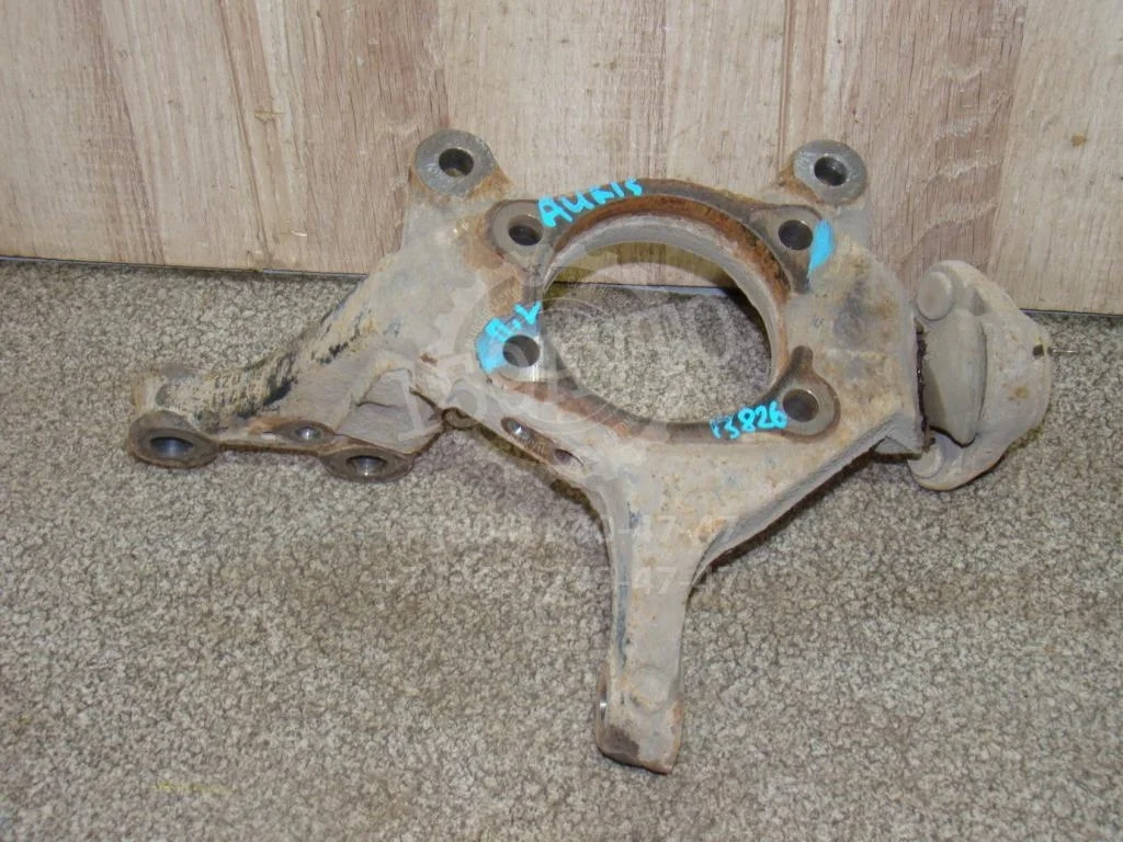 Кулак поворотный передний правый Toyota Auris 2007 (E150)