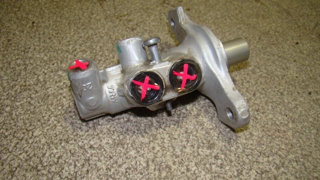 Цилиндр тормозной главный Renault Logan 2 2016 L52