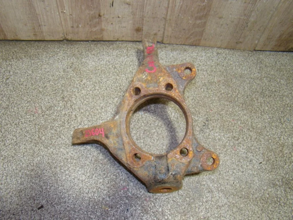 Кулак поворотный передний правый Toyota Corolla E150