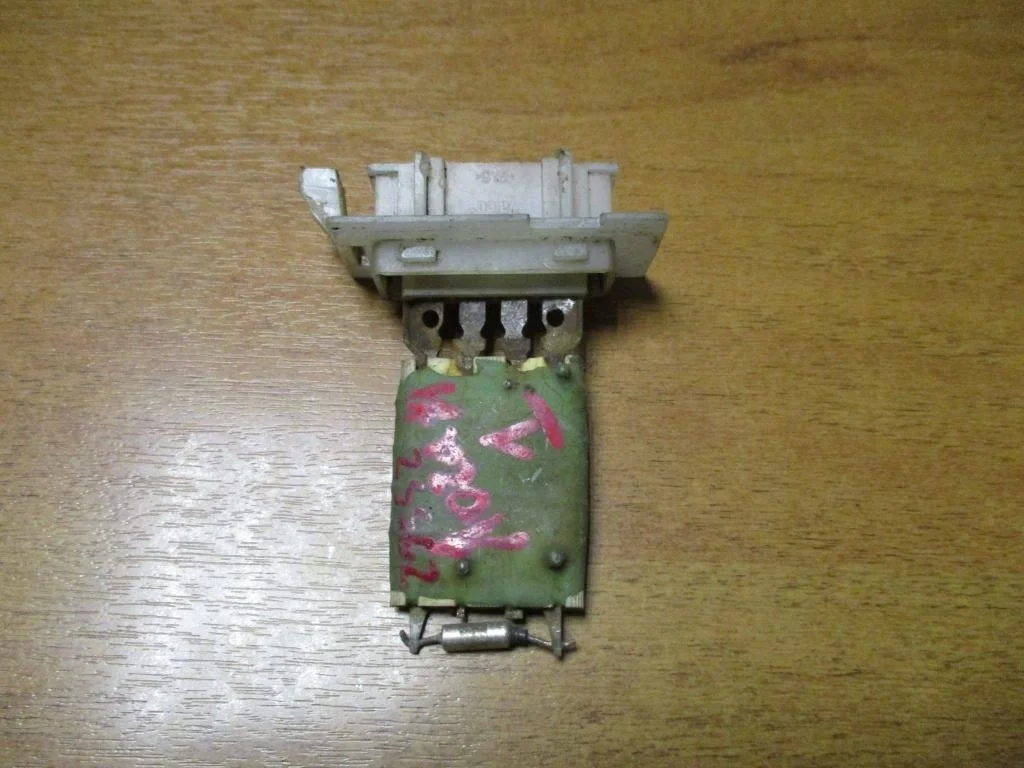 Резистор отопителя Renault Logan 1 L90