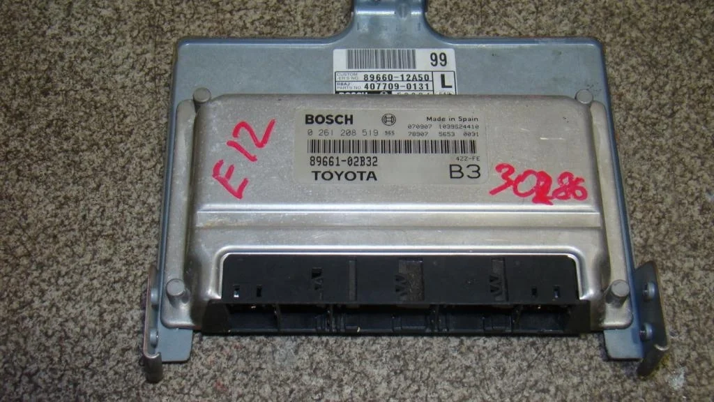 Блок управления двигателем Toyota Corolla (E120)