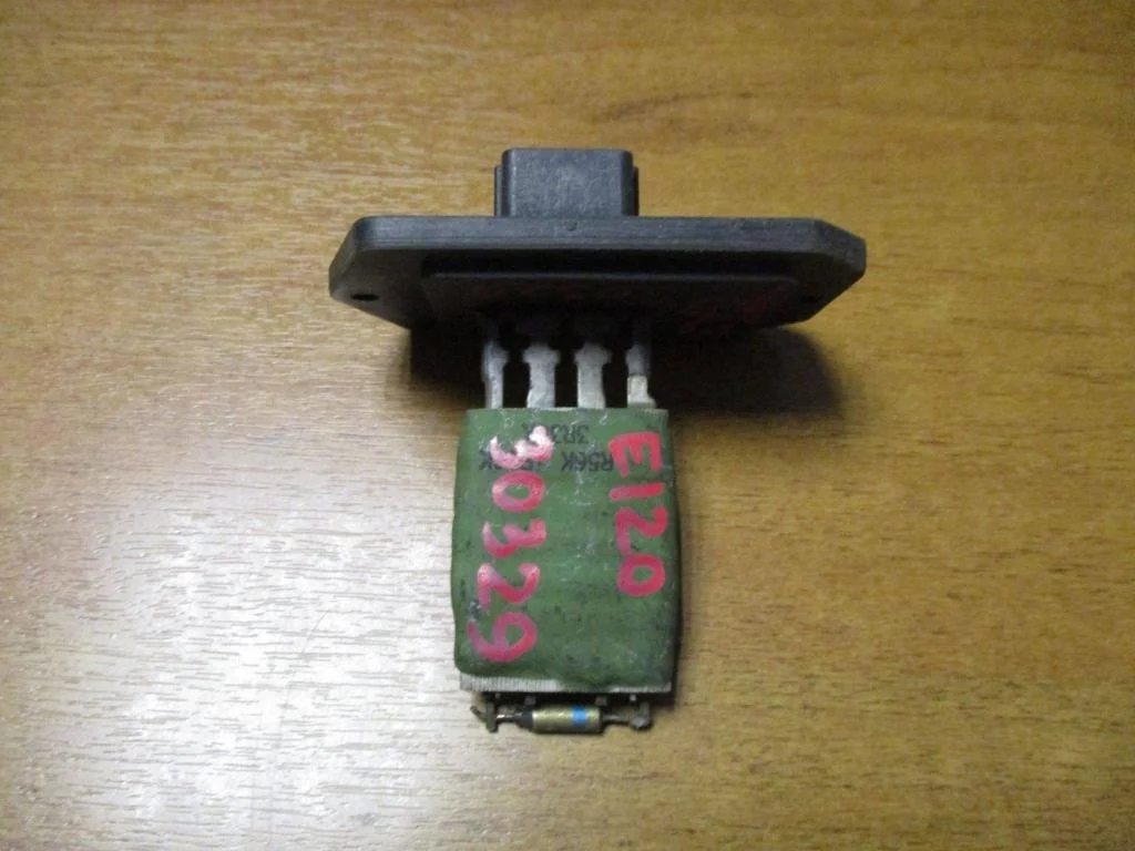 Резистор отопителя Toyota Corolla E120