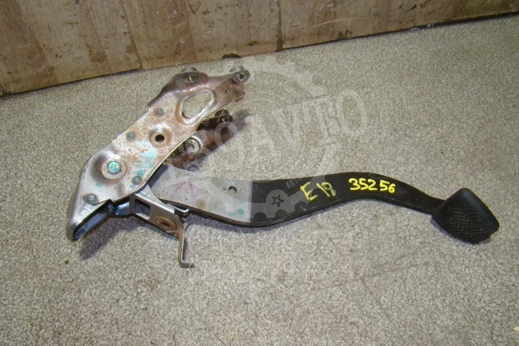 Педаль тормоза Toyota Corolla 2014 E180