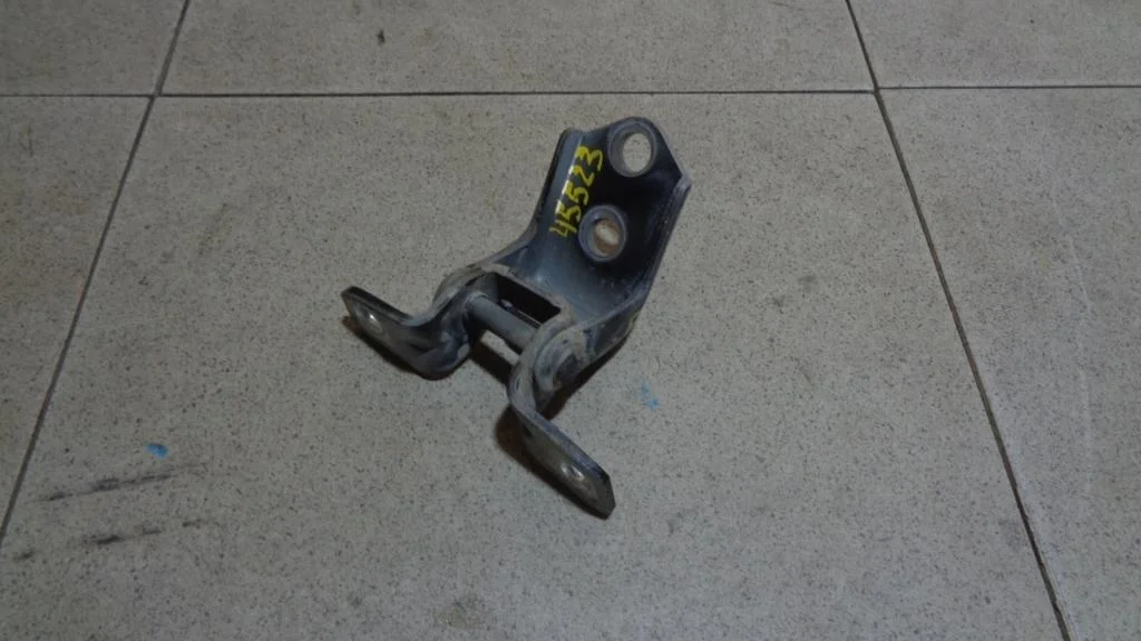 Петля двери передней Mazda 3 2006 (BK)