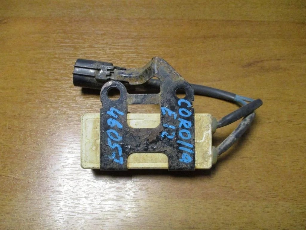 Блок управления вентилятором Toyota Corolla E120