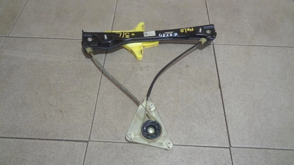 Стеклоподъемник задний левый Volkswagen Polo 5