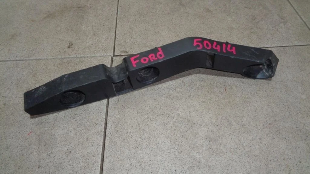 Кронштейн переднего бампера правый Ford Focus 2