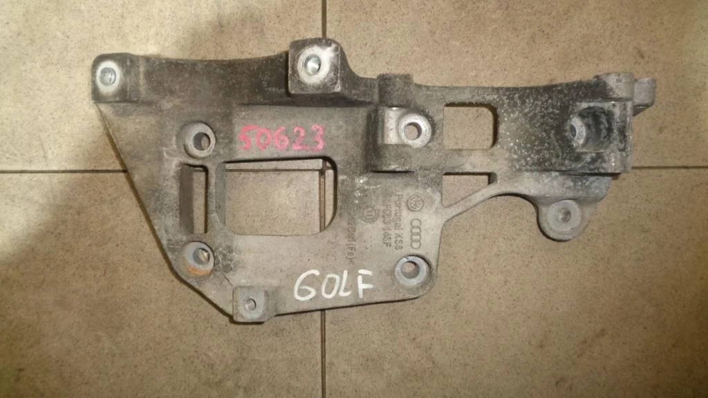 Кронштейн генератора Volkswagen Golf Plus 2011