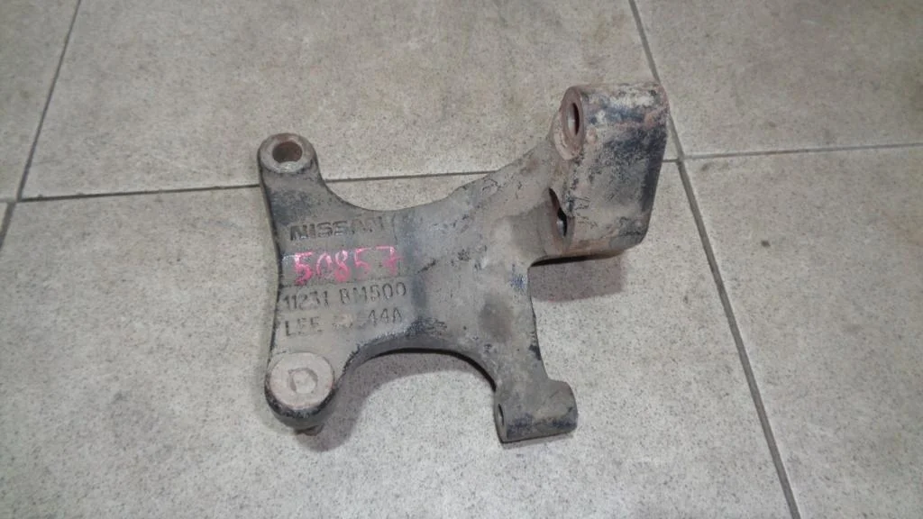 Кронштейн двигателя правый Nissan Primera P12
