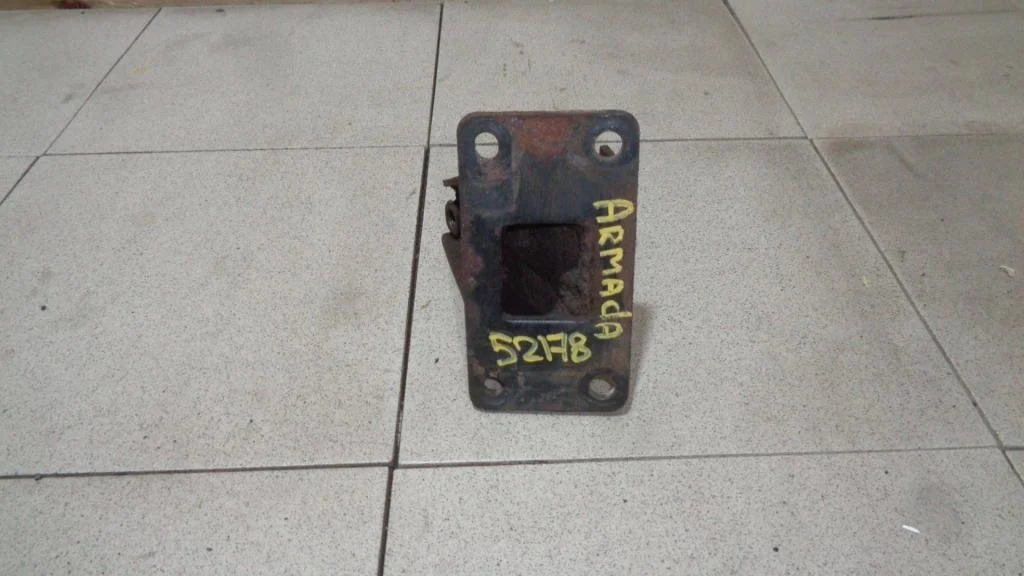 Кронштейн двигателя правый Nissan Armada 2003 TA60