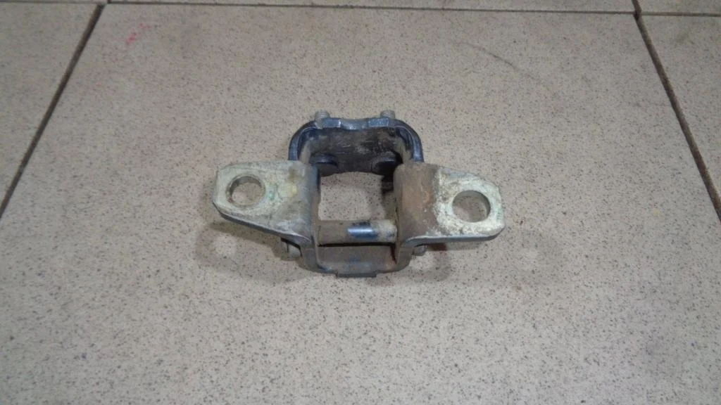 Петля двери задней левой верхняя Mitsubishi L200 2008 IV