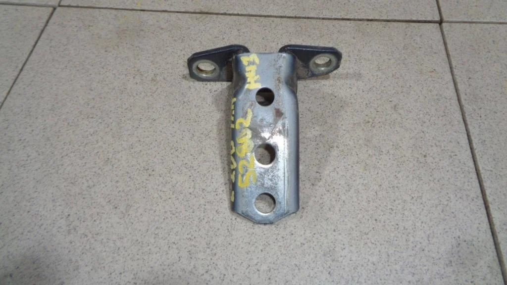 Петля двери передней правой нижняя Mitsubishi L200 2008 IV