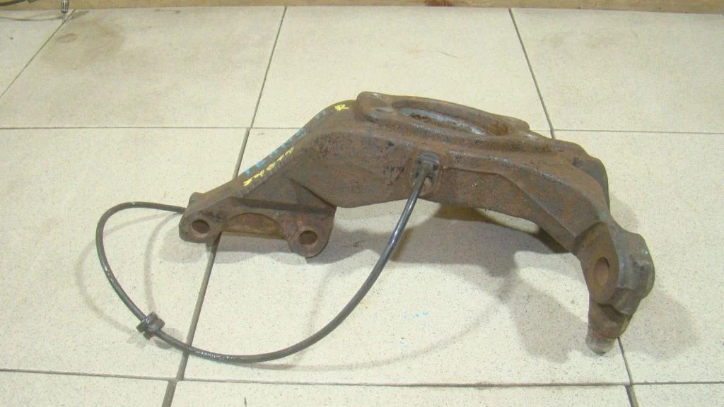 Кулак поворотный передний правый Nissan Teana (J32)
