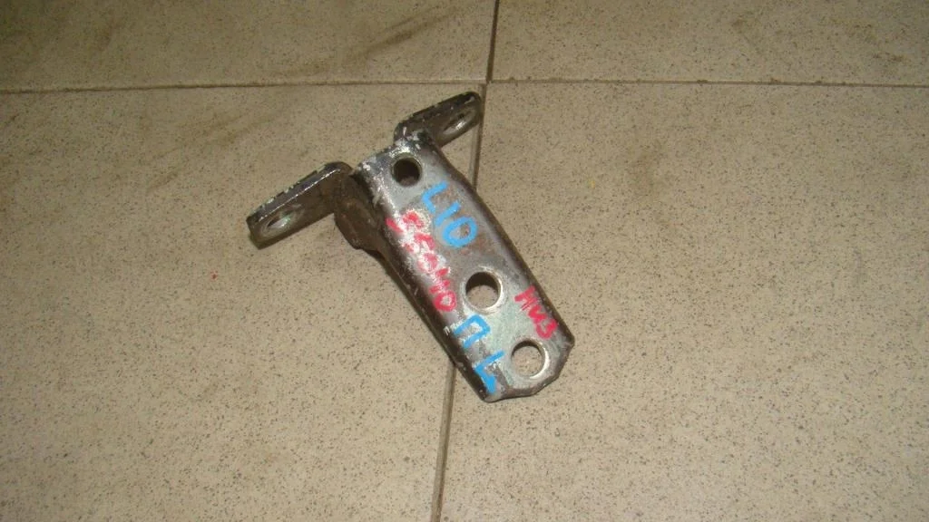 Петля двери передней Mitsubishi Lancer 10 (CY)