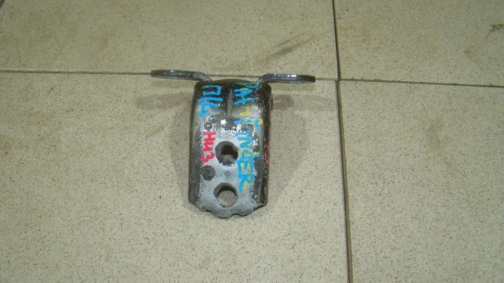 Петля двери передней Nissan Pathfinder R51