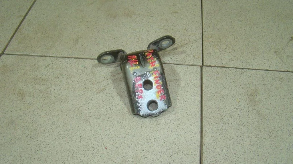 Петля двери передней Nissan Pathfinder R51