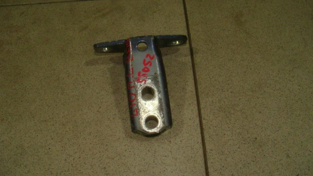 Петля двери передней Mitsubishi Lancer 10 (CY)