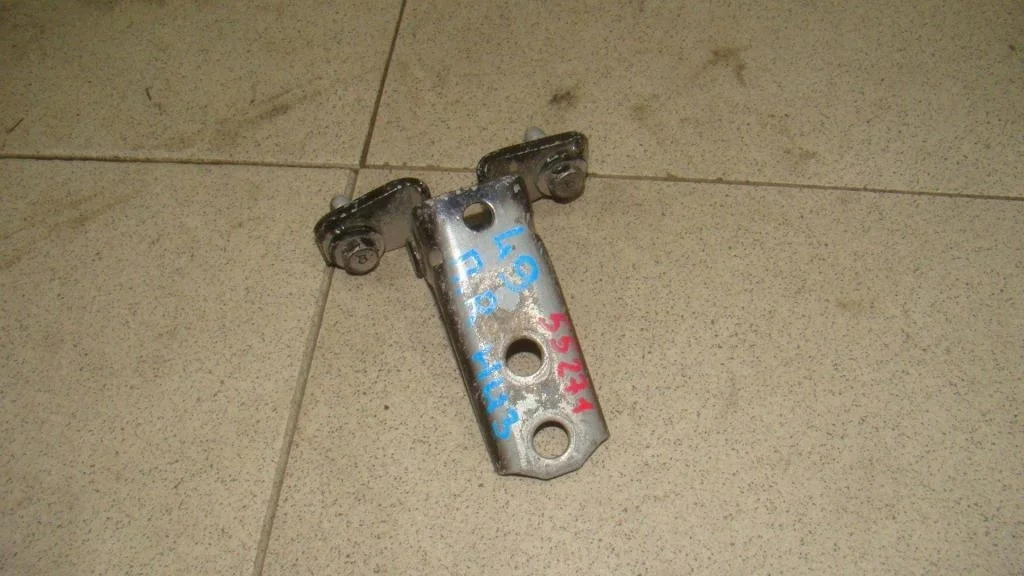 Петля двери передней Mitsubishi Lancer 9 (CS)