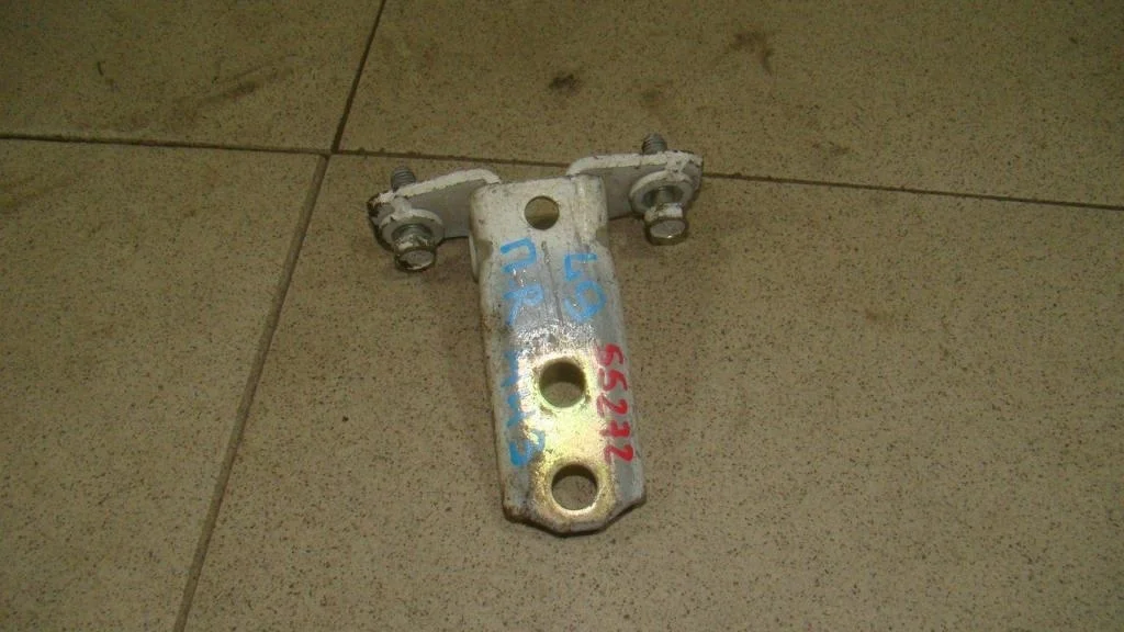 Петля двери передней Mitsubishi Lancer 9 (CS)