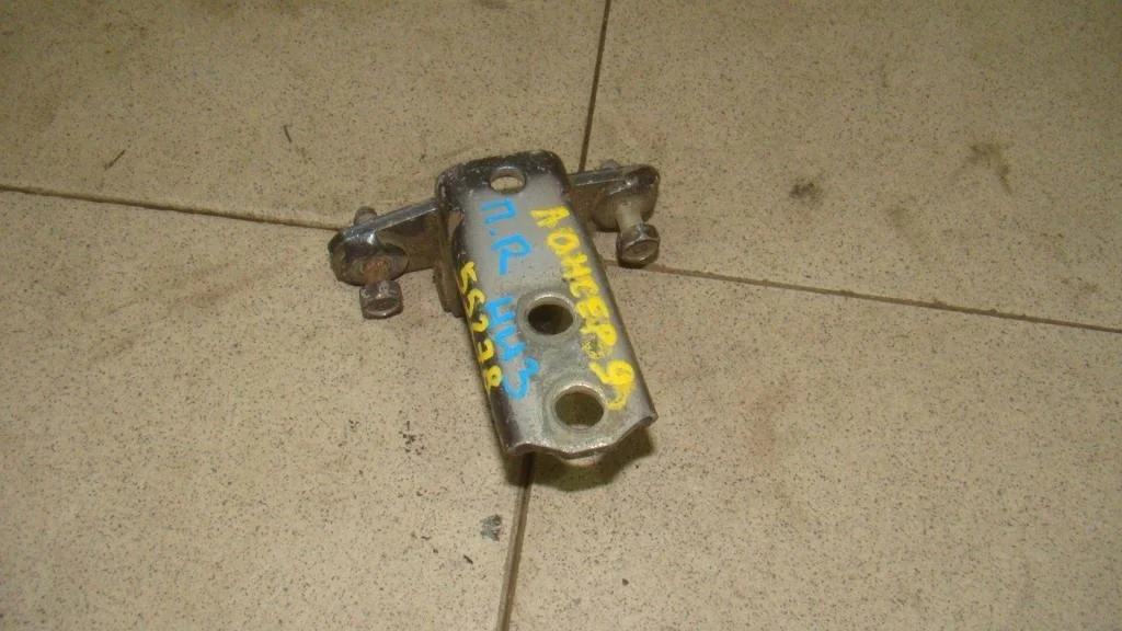 Петля двери передней Mitsubishi Lancer 9 (CS)