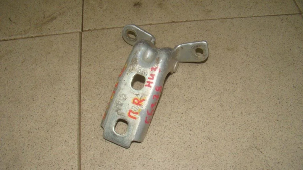 Петля двери передней Chevrolet Cruze (J300)