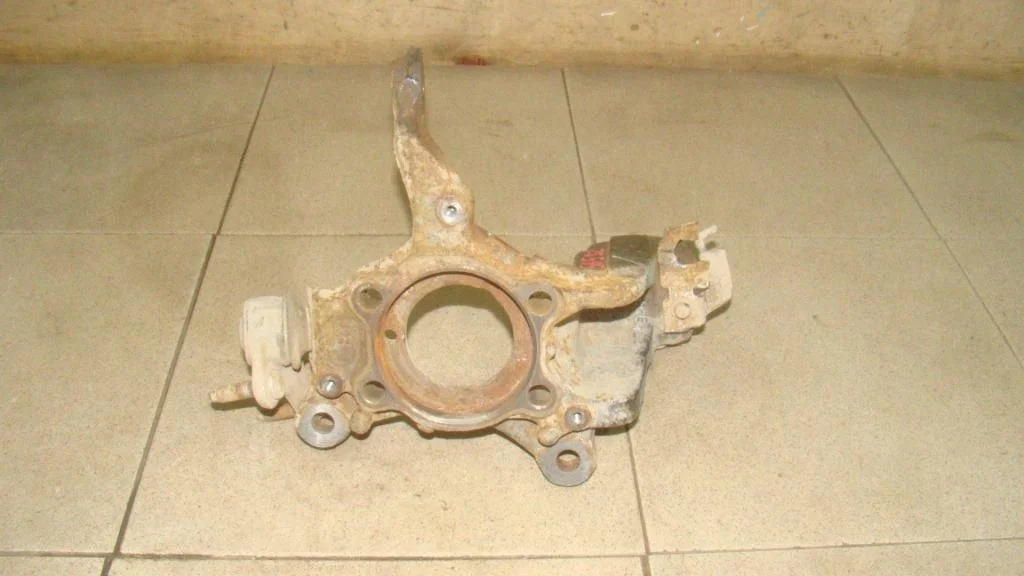 Кулак поворотный передний правый Volkswagen Jetta 2013 (1B)