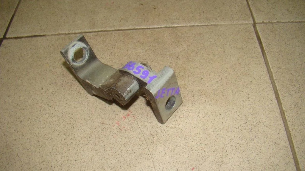 Петля двери Volkswagen Jetta 2013 A6