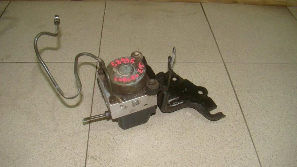 Блок abs (насос) Toyota Corolla (E150)