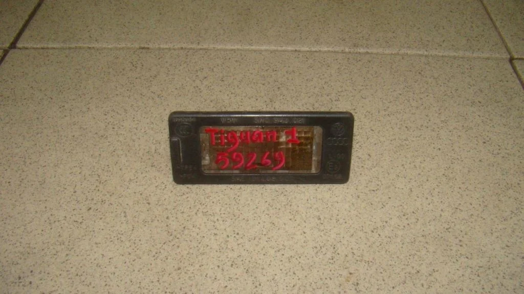 Фонарь подсветки номера Volkswagen Tiguan 1 NF