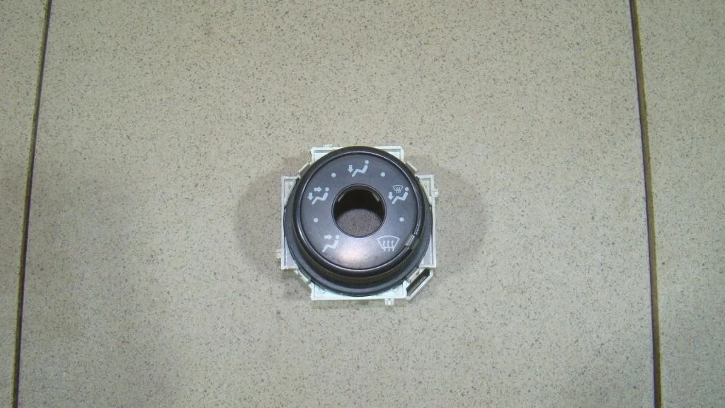 Переключатель отопителя (печки) Toyota Corolla E150