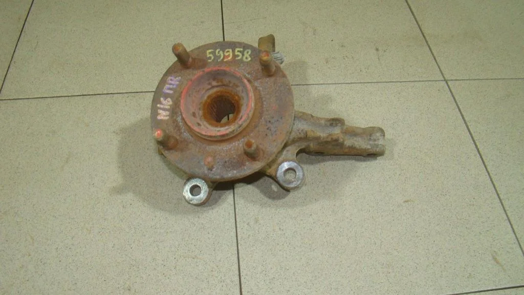 Кулак поворотный передний правый Nissan Almera 2000 (N16)