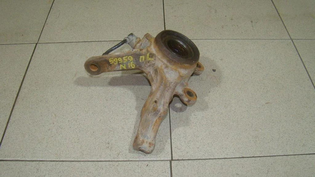 Кулак поворотный передний левый Nissan Almera 2000 (N16)