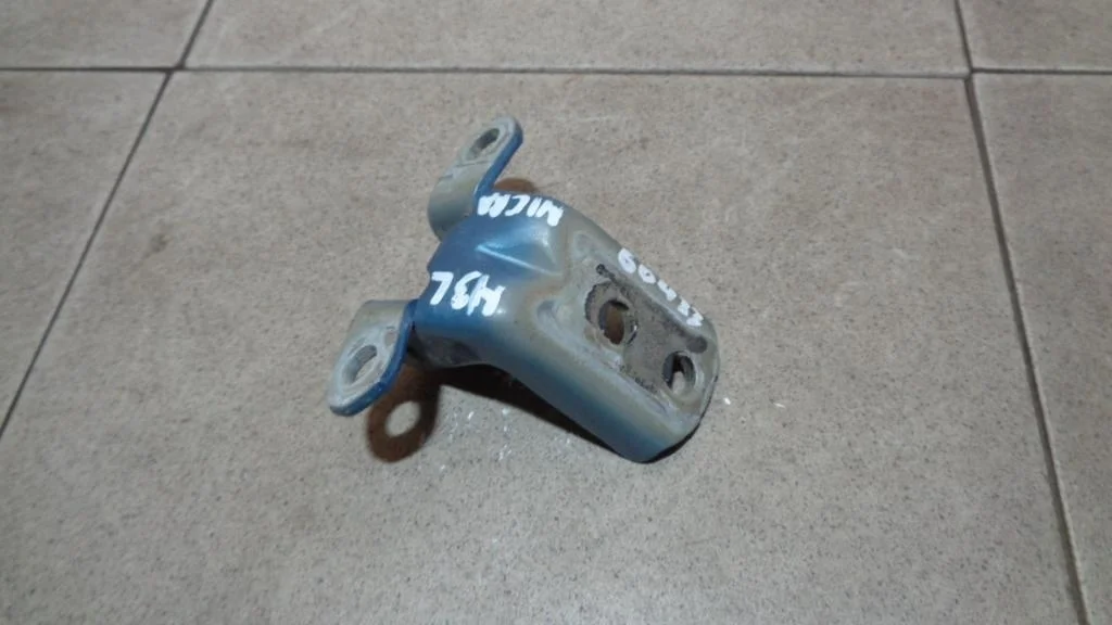 Петля двери задней левой нижняя Nissan Micra 2007 (K12)