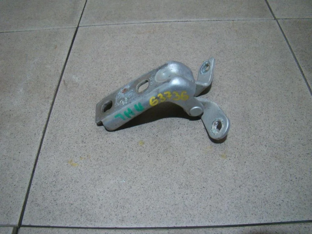 Петля двери передней Chevrolet Cruze (J300)