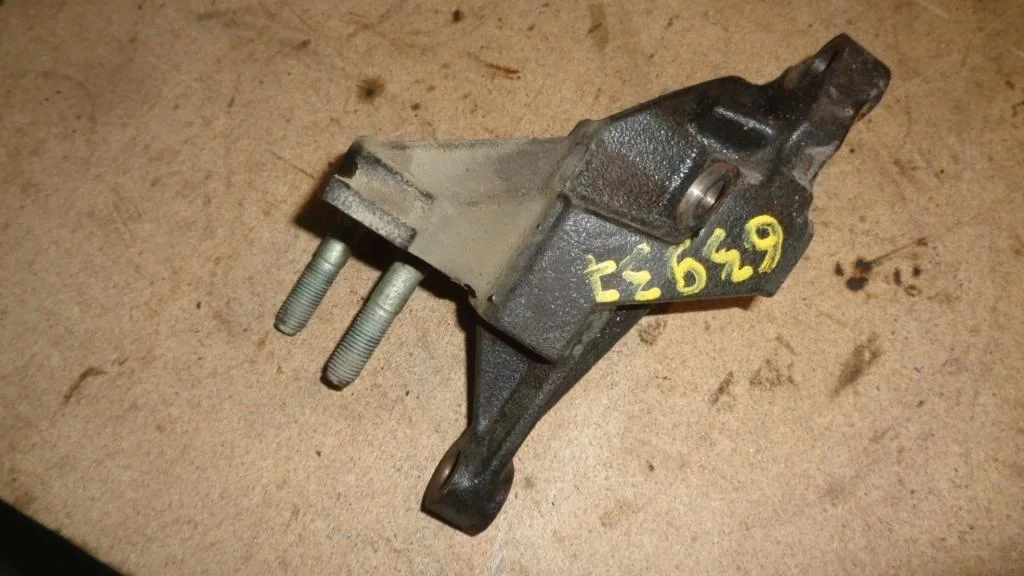 Кронштейн двигателя правый Hyundai Getz TB