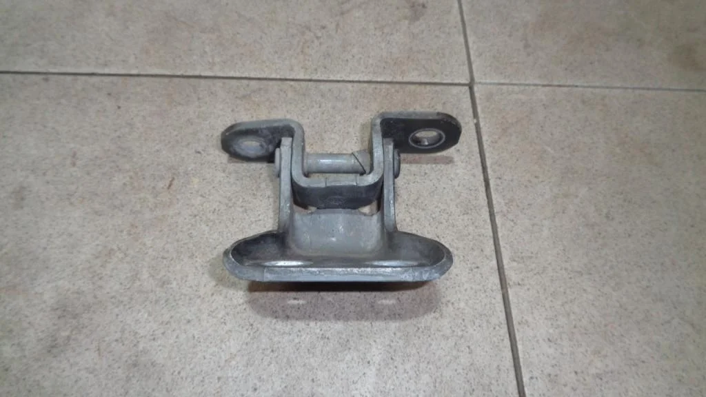 Петля двери передней правой нижняя Toyota RAV4 (A30)