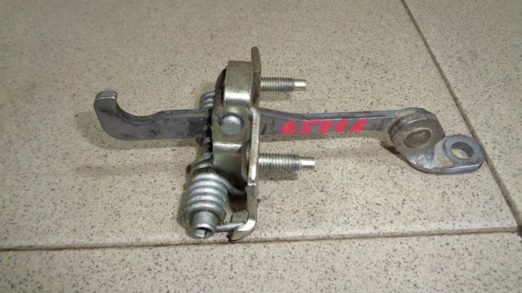 Ограничитель двери Renault Sandero 1 BS