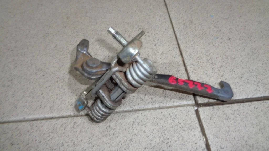 Ограничитель двери Renault Sandero 1 BS