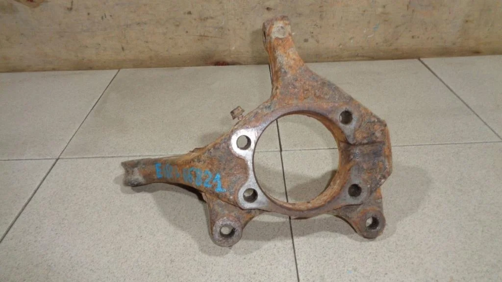 Кулак поворотный передний левый Toyota Corolla (E150)