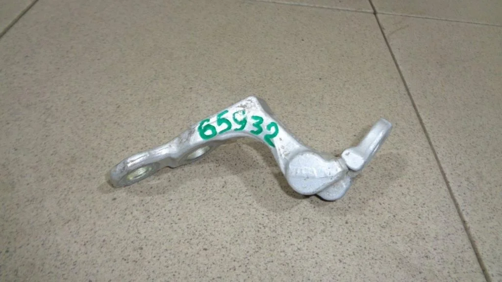 Петля двери задней правой нижняя Ford Focus 2