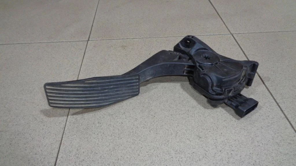Педаль газа Chevrolet Cruze J300