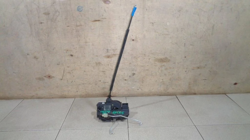 Замок двери передней левой Chevrolet Cruze J300