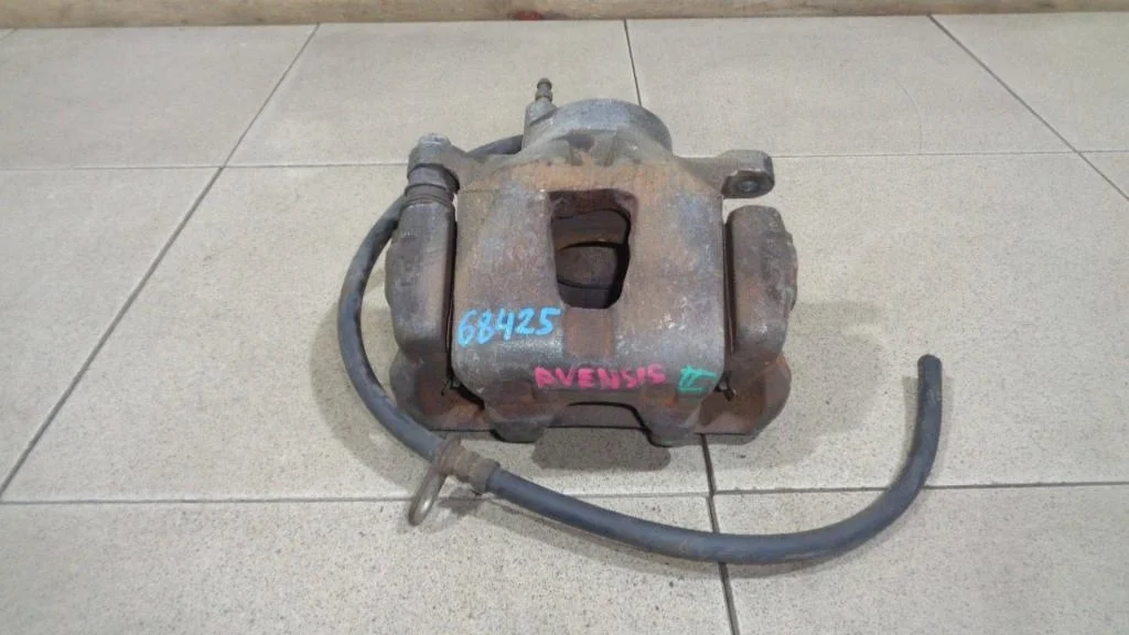 Суппорт передний правый Toyota Avensis 2 T250