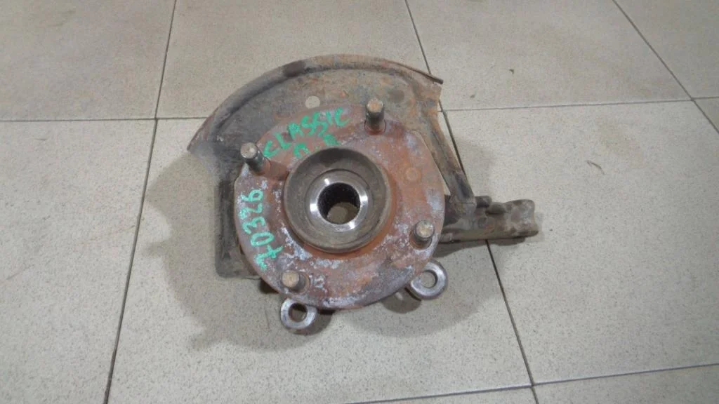 Кулак поворотный передний правый Nissan Almera Classic 2007 (B10)